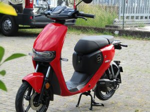 scooter elettrico rosso